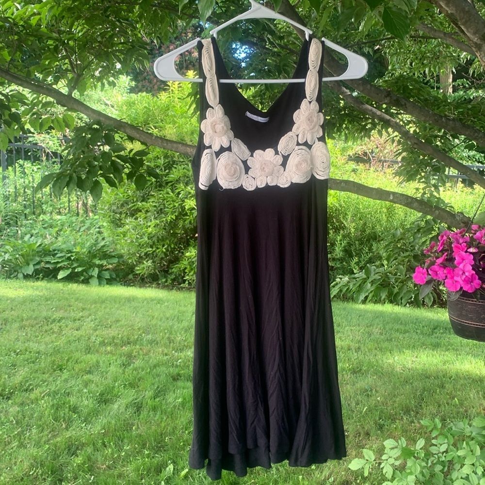 Sleeveless jersey knit dress with flower detail